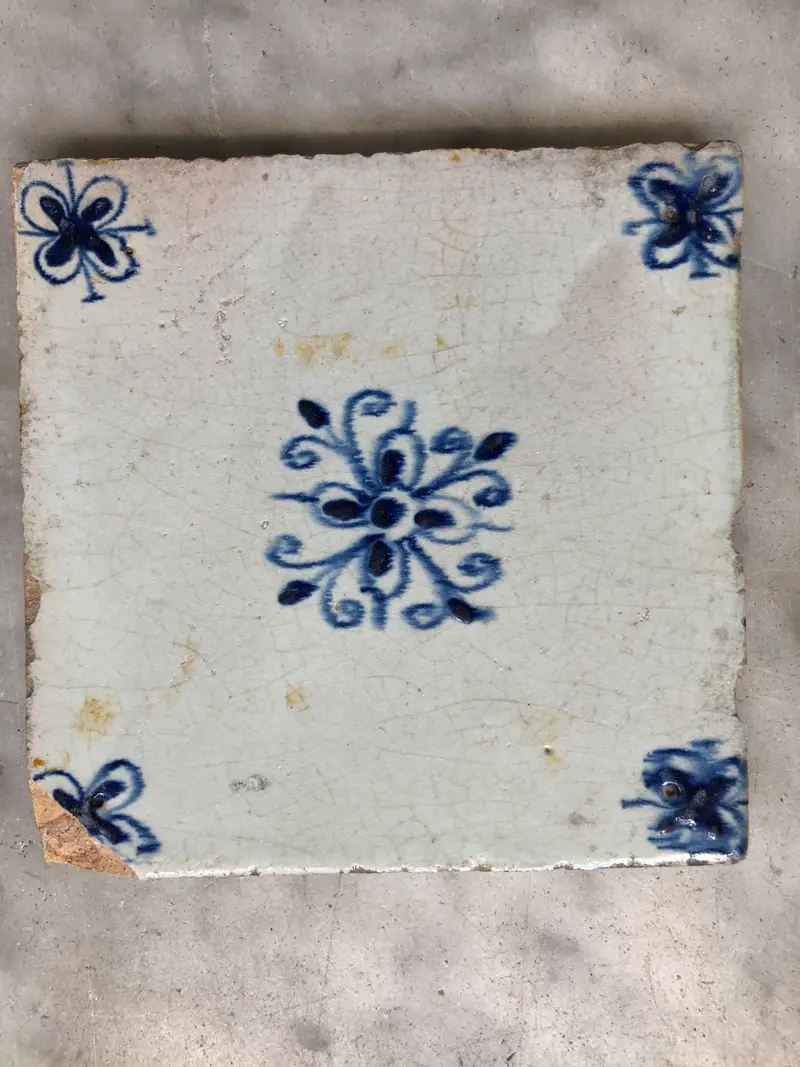 17 th century Delft ornement tile
