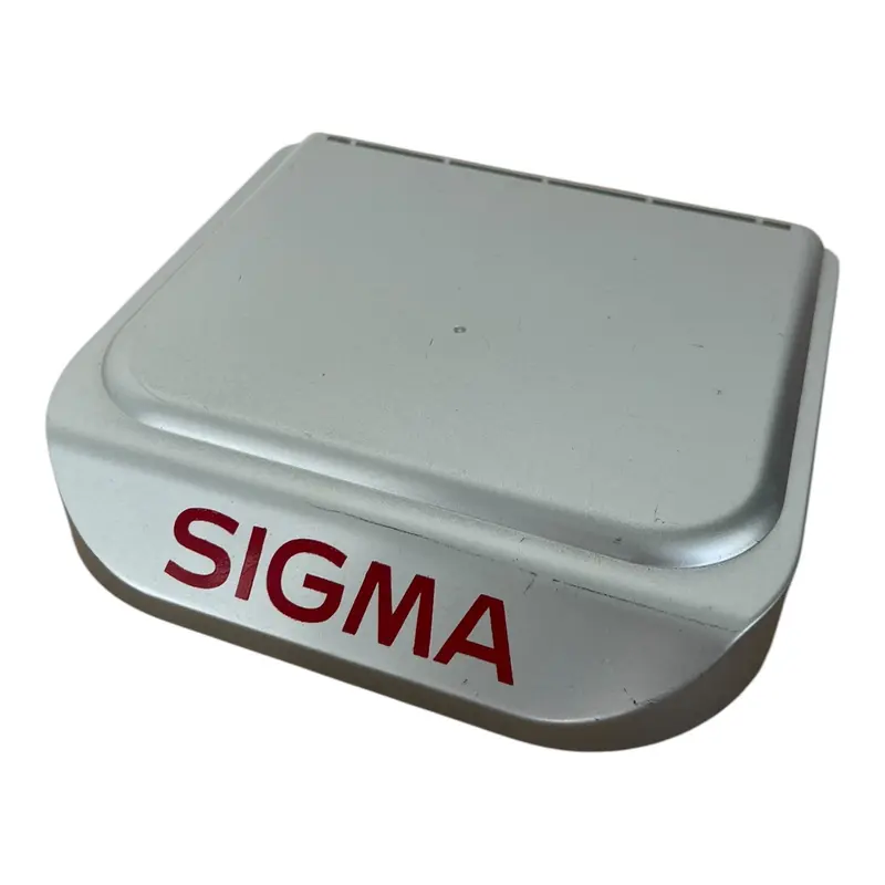 Display Standaard – Vintage Winkeldisplay voor Camera of Lens – Zilver met Rood Logo