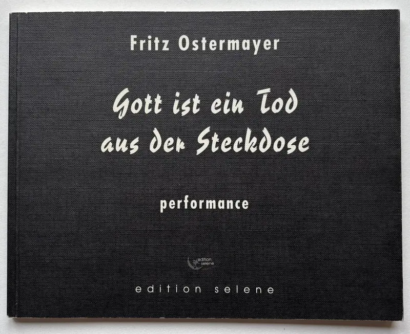 Gott ist ein Tod aus der Steckdose. Performance.