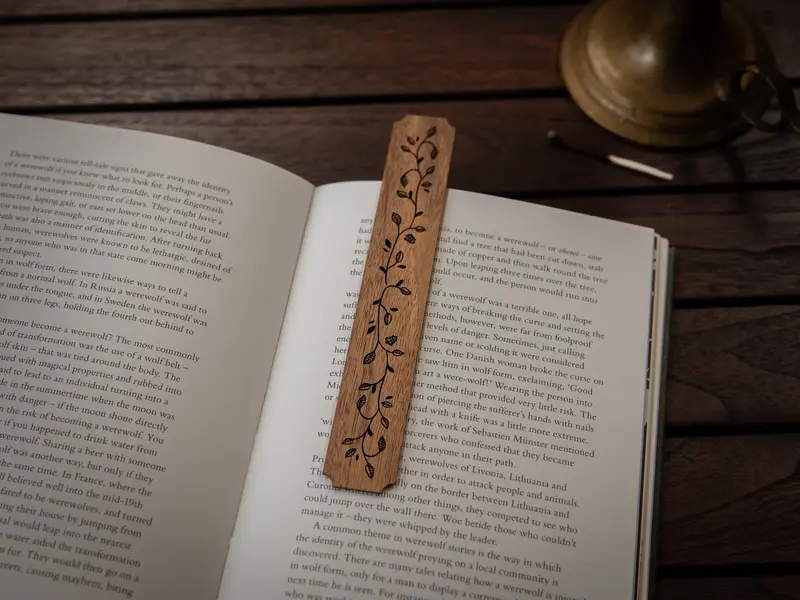 Houten Boekenlegger | Gegraveerde Bladeren | Notenhout