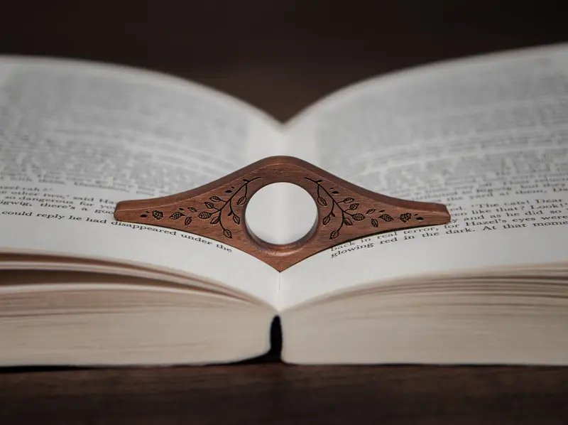 Houten Paginahouder | Bladeren | Massief Notenhout