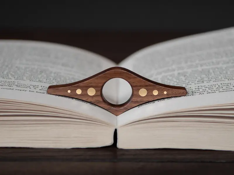 Houten Paginahouder | Sterrenbeeld | Massief Notenhout & Messing
