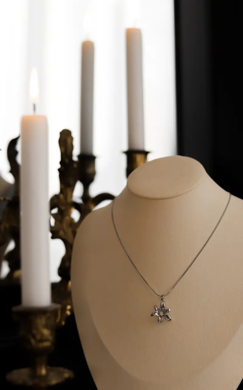 Lily necklace silver