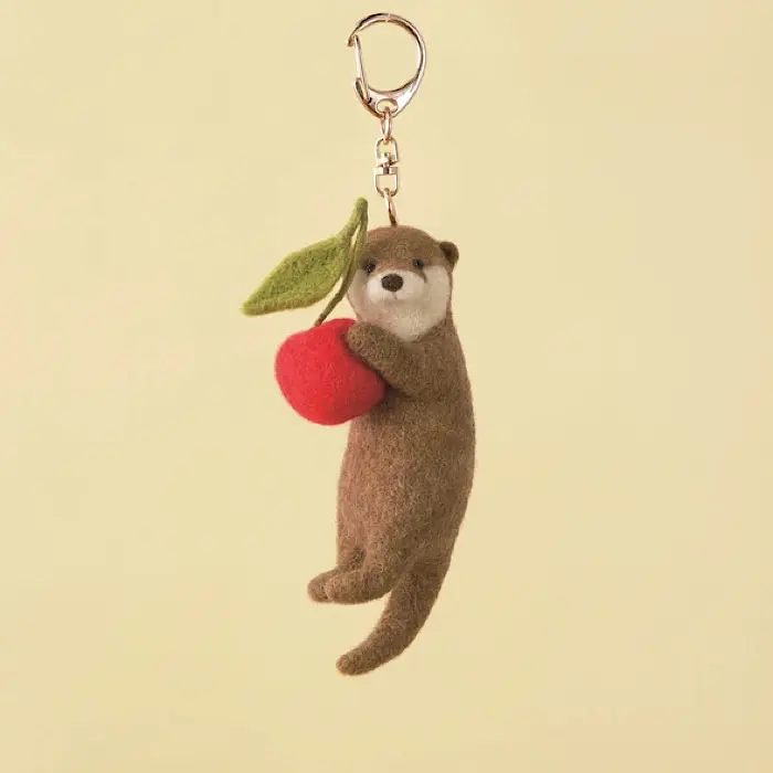 Needle Felting Kit ‘Otter & Cherries Keyring’ - Hamanaka