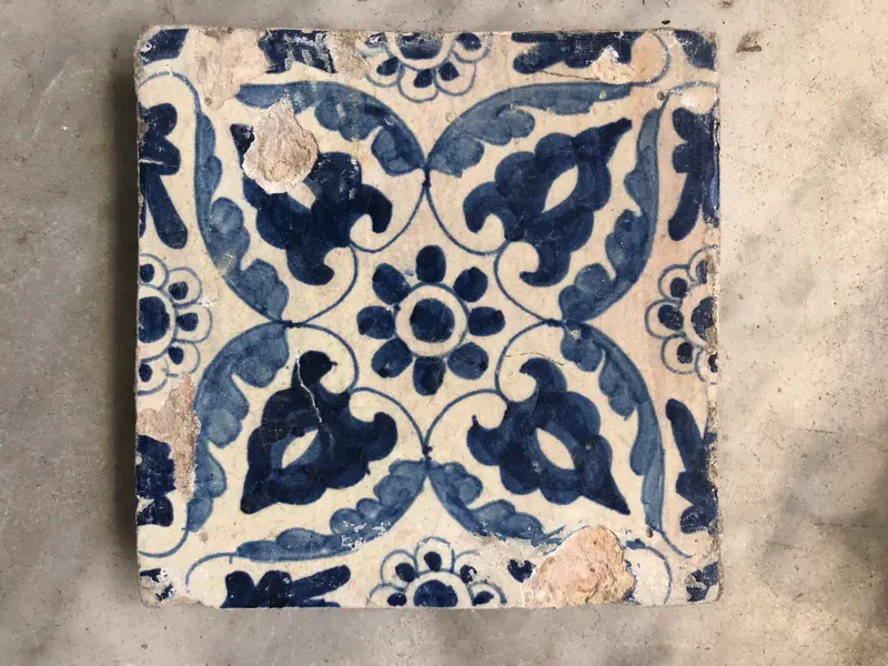 Rare 17 th century delft tile with ornement
