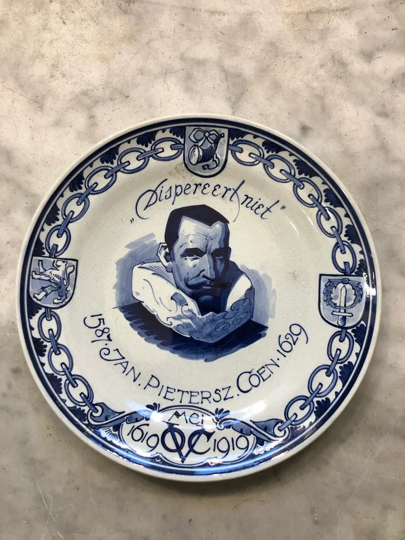 Royal Delft handpainted dutch plate with Coen and voc logo Made in 1919