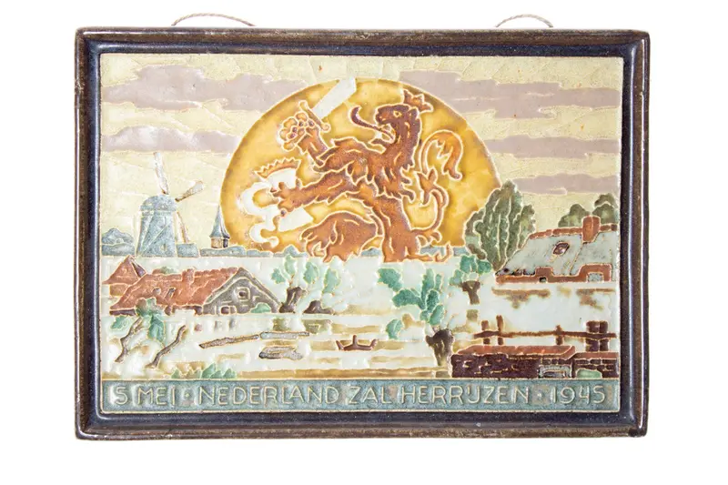 Royal Delft handpainted dutch ww2 tile with lion