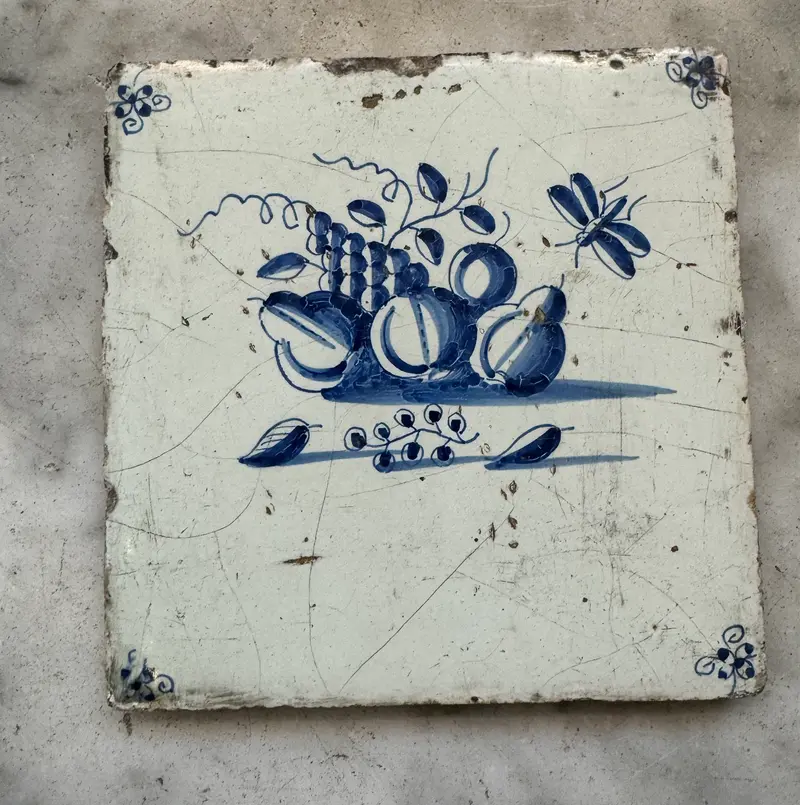 T10)17 th century delft handpainted tile with fruit