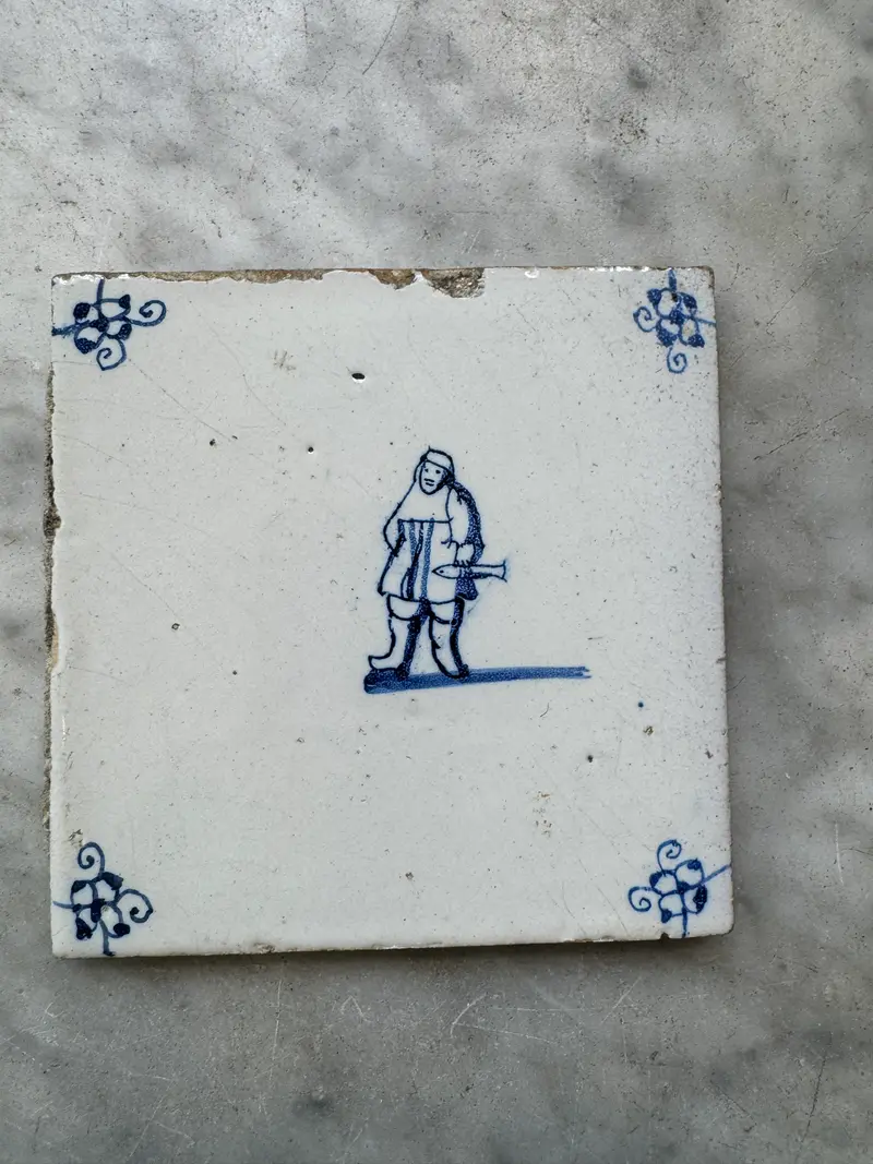 T151)delft tile with man with fish/ herring