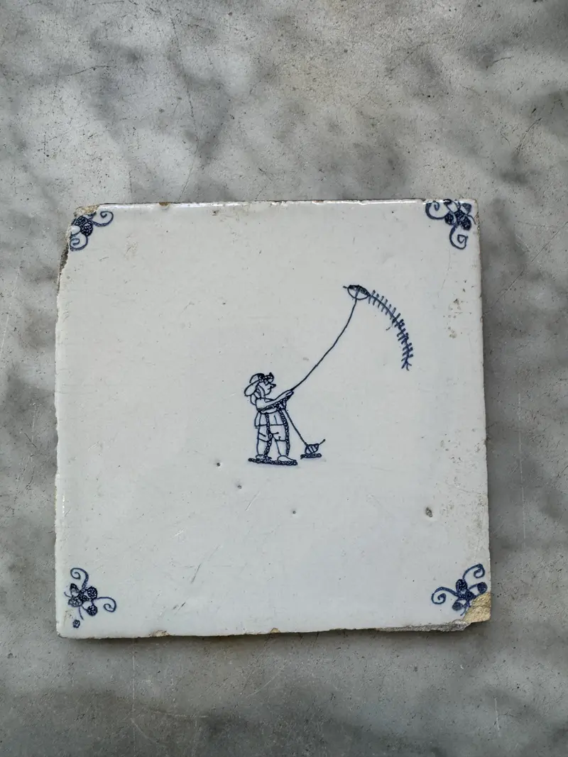 T153)delft tile with child with Kate