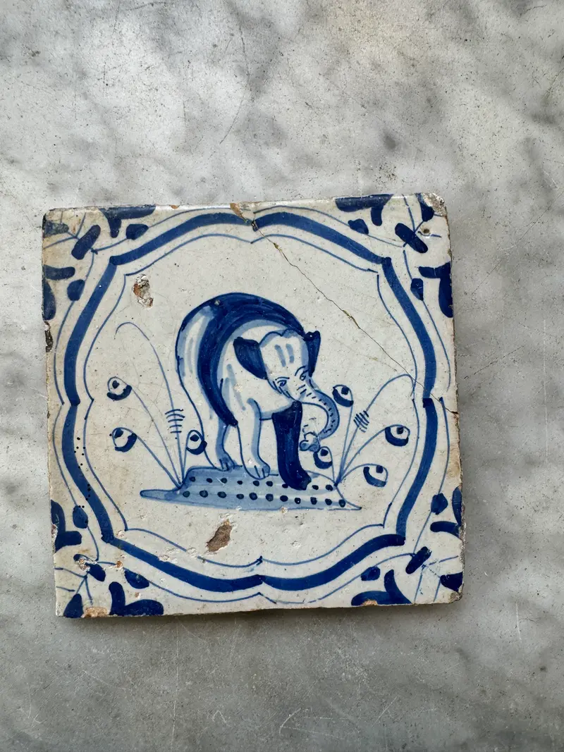 T154)rare 17 th century tile with elephant