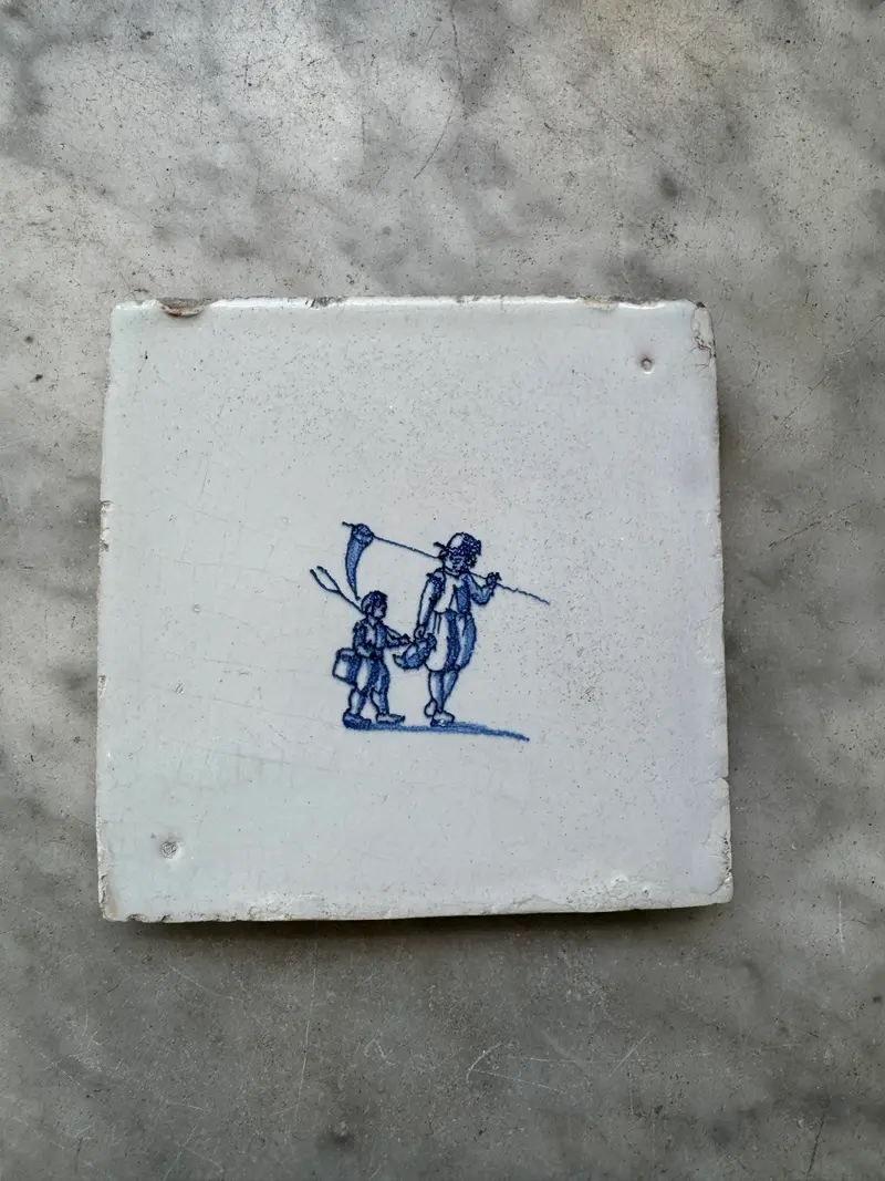 T155)17 th century tile with farmers