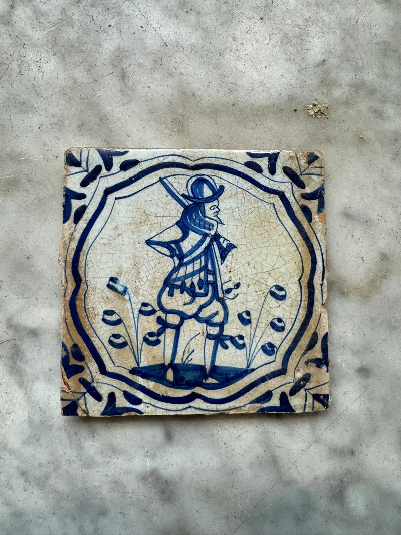 T16)delft tile with soldier