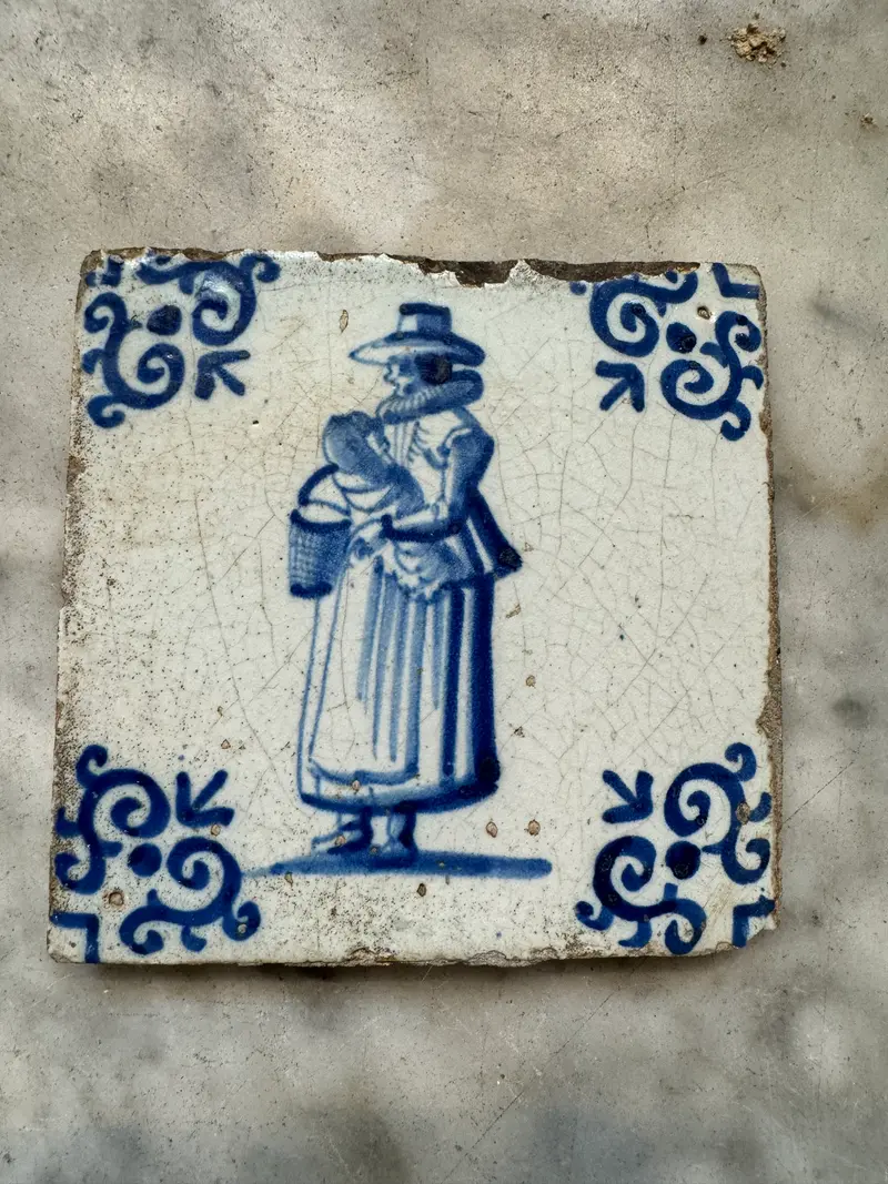 T19)delft handpainted tile woman with child