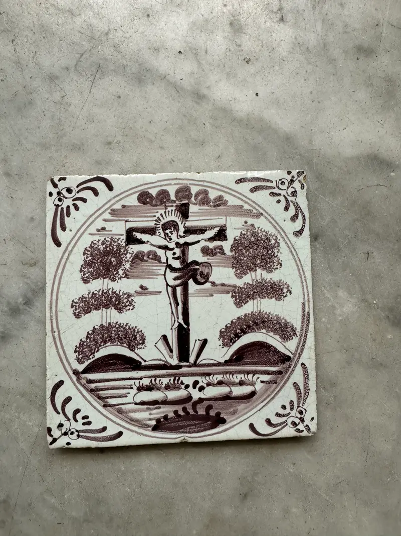 T2)18th century bibical delft tile Jesus