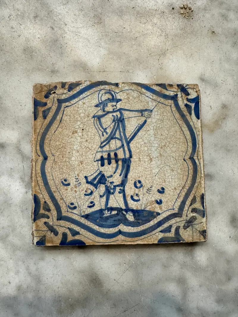 T20)Dutch tile with soldier with gun