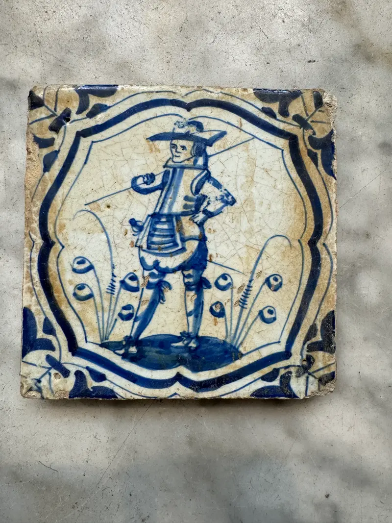 T21) tile with soldier