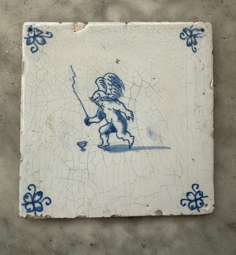 T23)delft tile with angel