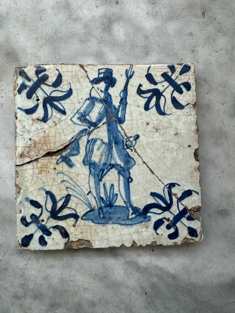 T26)delft tile with soldier