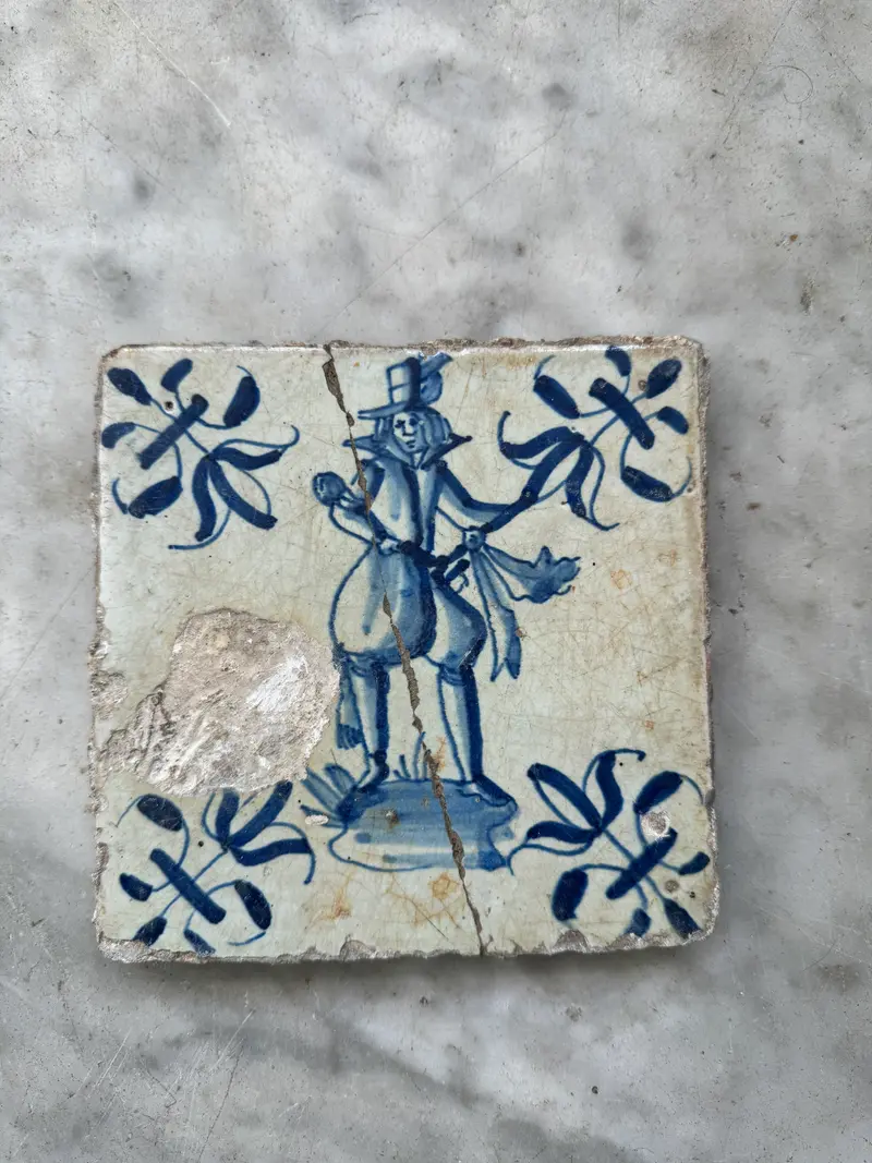 T27)17 th century tile with soldier