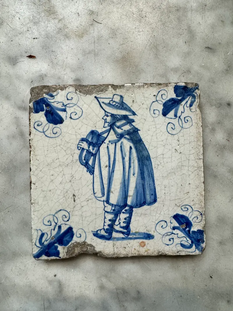 T39) tile with musician. 17 th century