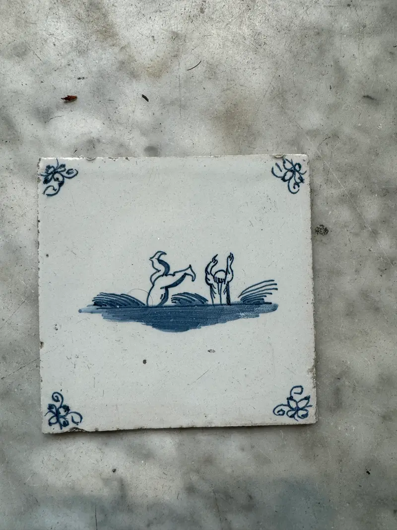 T40)children swimming , 18 th century tile
