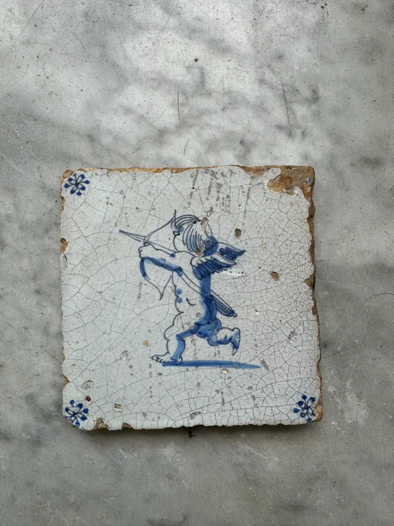 T43)17th century tile with angel