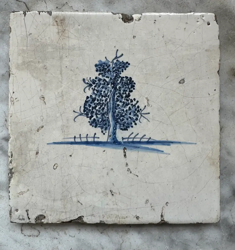 T89)17 th century delft tile with tree