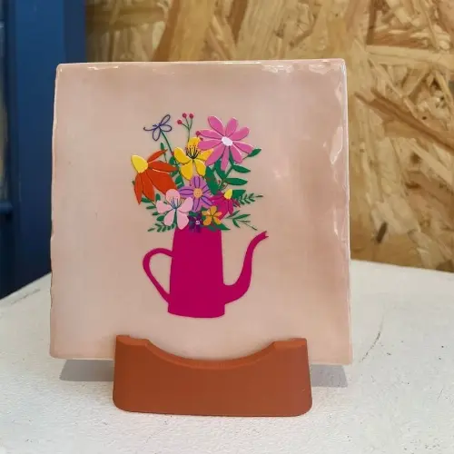 Tegeltje bloemen in roze koffiepot